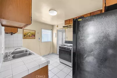 10400 Mary Avenue, Los Angeles, CA 90002 - Photo 7