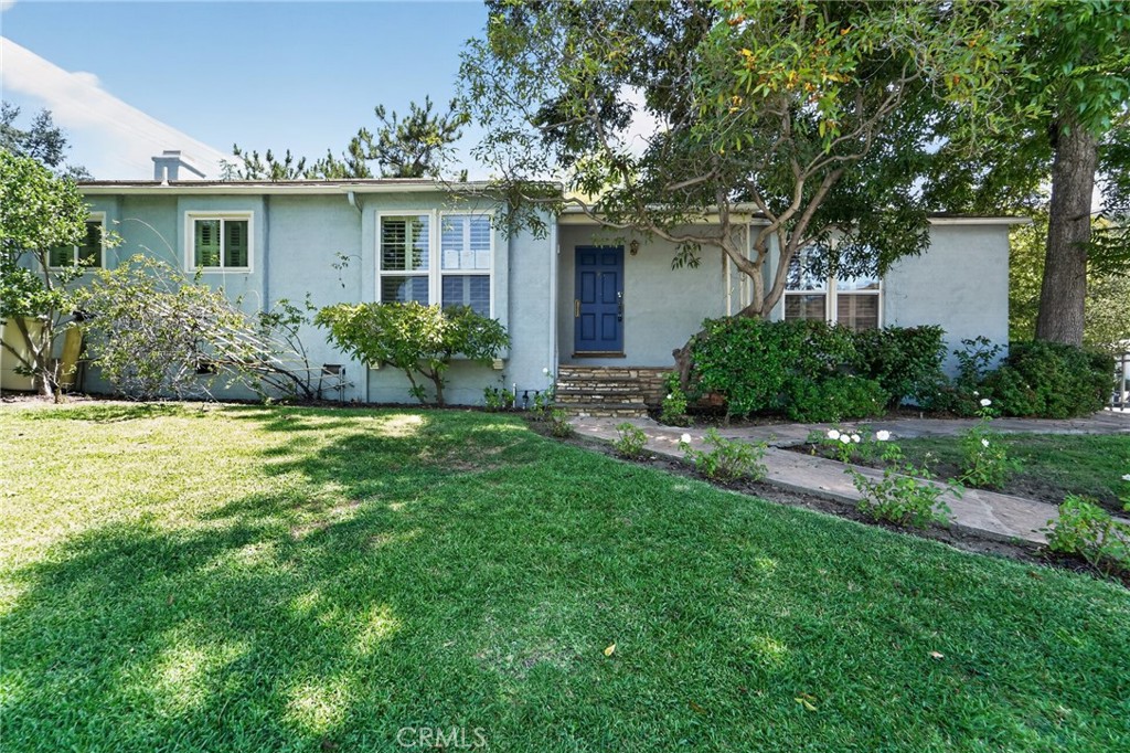 2201 E Glenoaks Blvd in Glenoaks Canyon