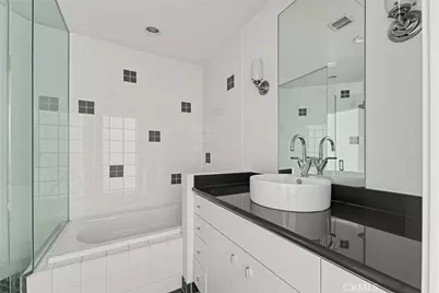 1100 Wilshire Boulevard #2207, Los Angeles, CA 90017 - Photo 27