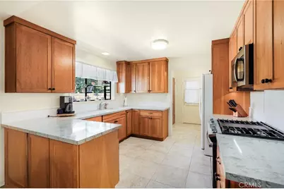 2439 E Paradise Road, Anaheim, CA 92806 - Photo 17