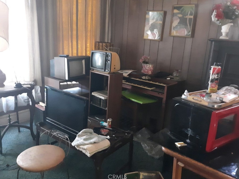 1158 50th St, Los Angeles CA  90011-4214 exterior