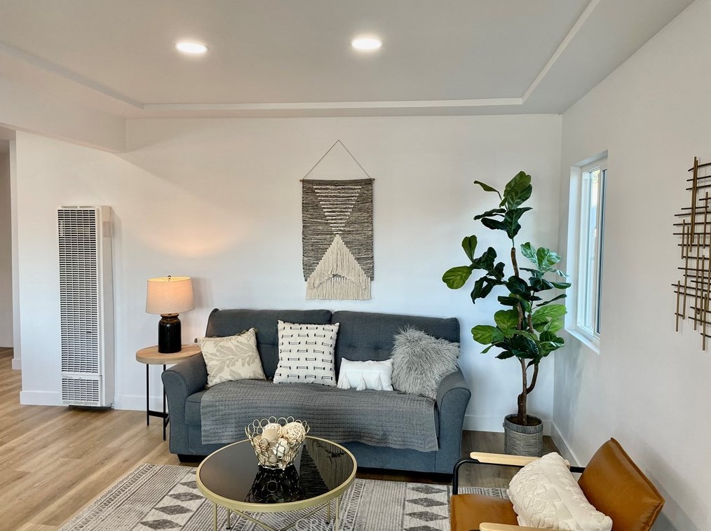 2171 Cowlin Ave, Los Angeles CA  90040-1338 exterior
