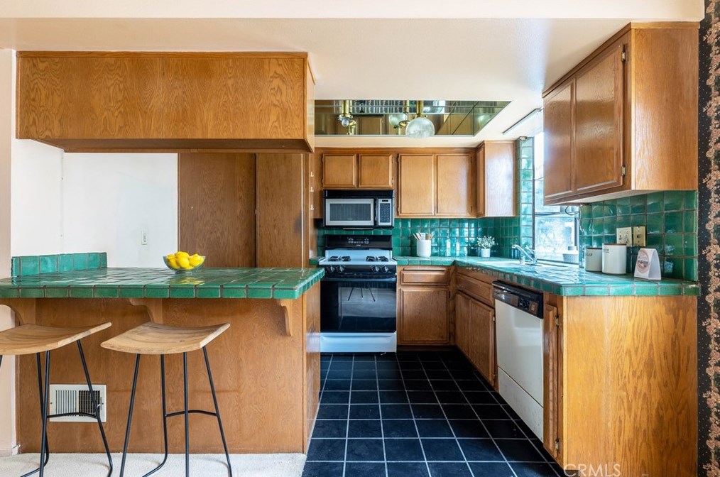 4658 Don Lorenzo Dr, Los Angeles CA  90008-4126 exterior