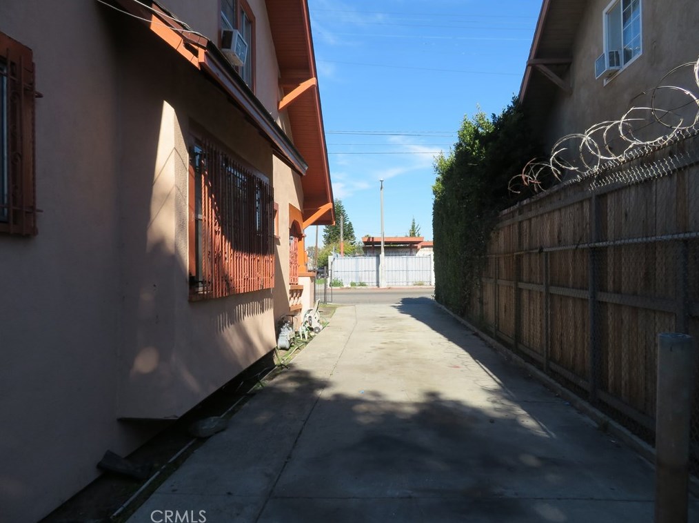1226 Vernon Ave, Los Angeles CA  90011-3721 exterior