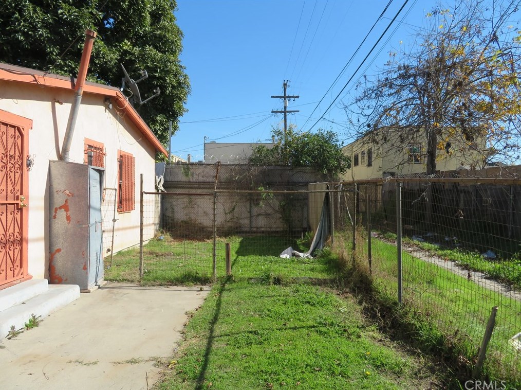 1226 Vernon Ave, Los Angeles CA  90011-3721 exterior