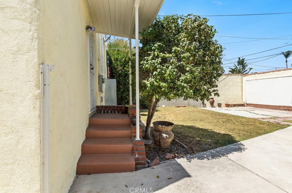 1927 82nd St, Los Angeles CA  90047-2645 exterior