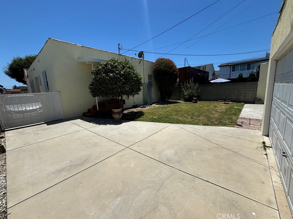 1927 82nd St, Los Angeles CA  90047-2645 exterior