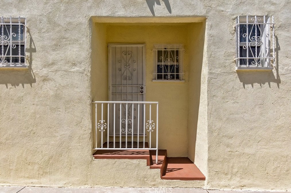 1927 82nd St, Los Angeles CA  90047-2645 exterior