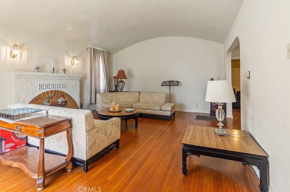 1927 82nd St, Los Angeles CA  90047-2645 exterior