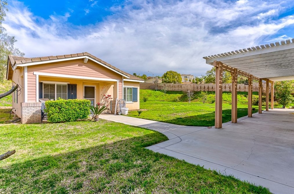 11147 Cornerstone Rd, Riverside CA  92503-0633 exterior