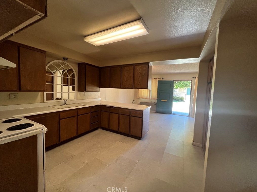 9908 Cedar St, Bellflower CA 90706-6910 exterior