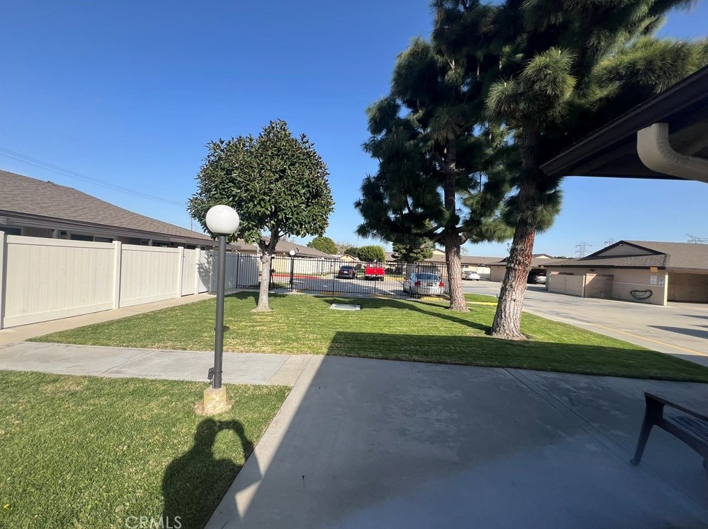 9908 Cedar St, Bellflower CA 90706-6910 exterior