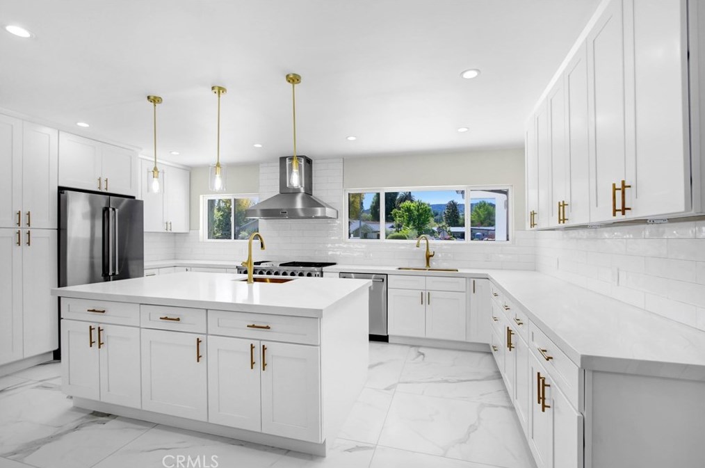 18871 Rosita St, Los Angeles CA  91356-5102 exterior