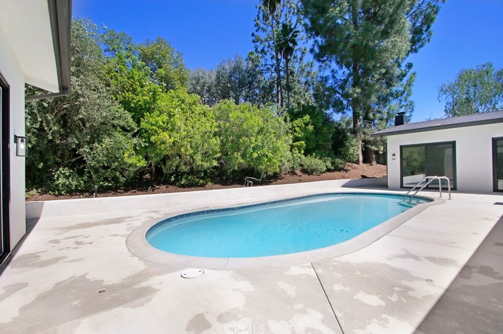 18871 Rosita St, Los Angeles CA  91356-5102 exterior