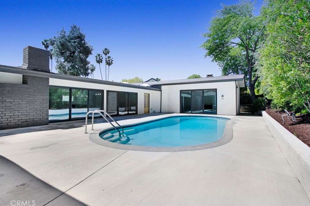 18871 Rosita St, Los Angeles CA  91356-5102 exterior