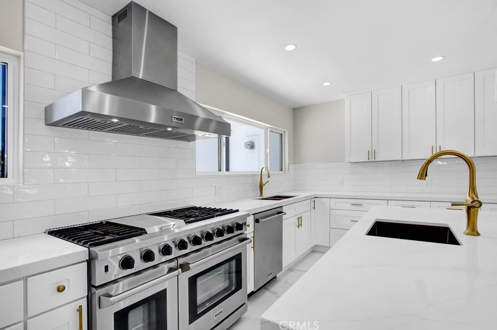 18871 Rosita St, Los Angeles CA  91356-5102 exterior