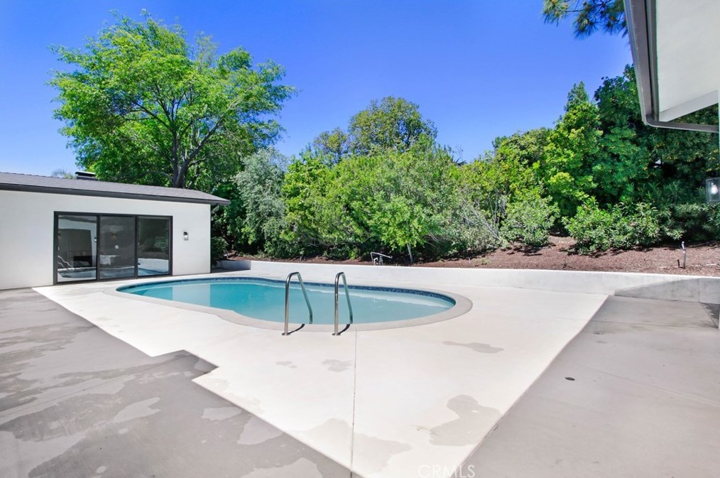 18871 Rosita St, Los Angeles CA  91356-5102 exterior