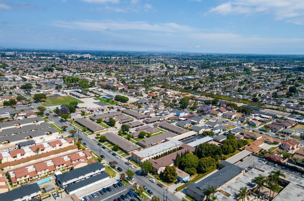 9908 Cedar St, Bellflower CA 90706-6910 exterior