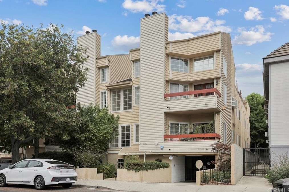 11831 Courtleigh Dr, Los Angeles CA  90066-6355 exterior