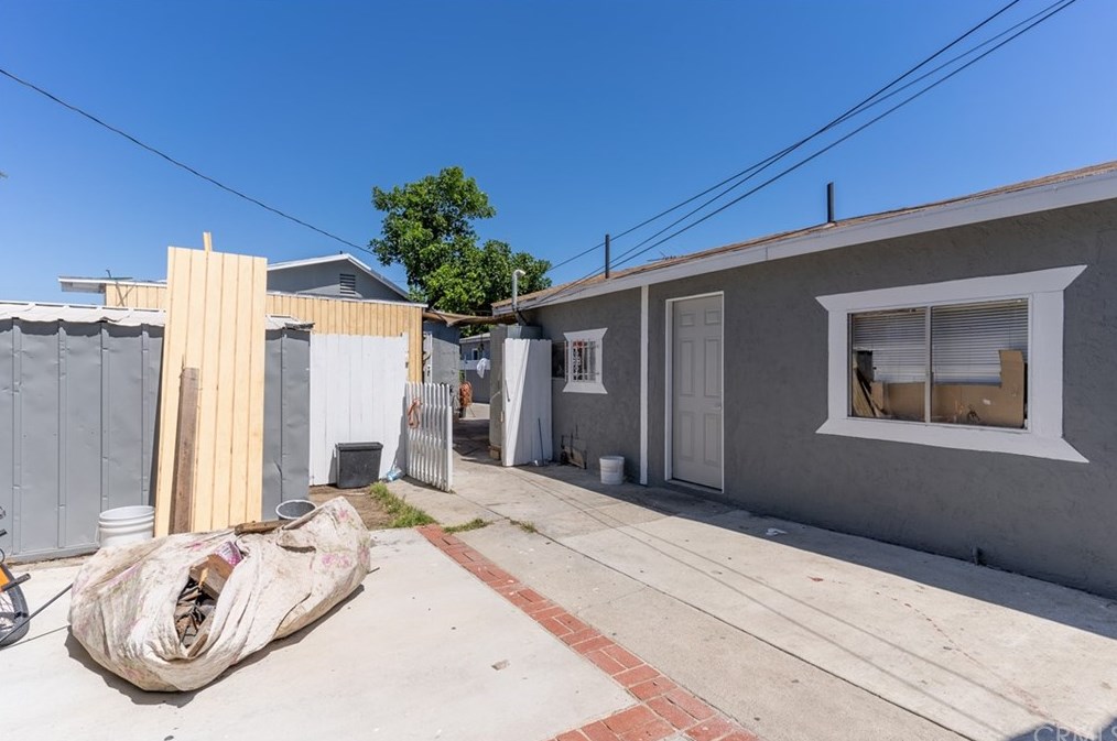 8131 Holmes Ave, Los Angeles CA 90001-3438 exterior