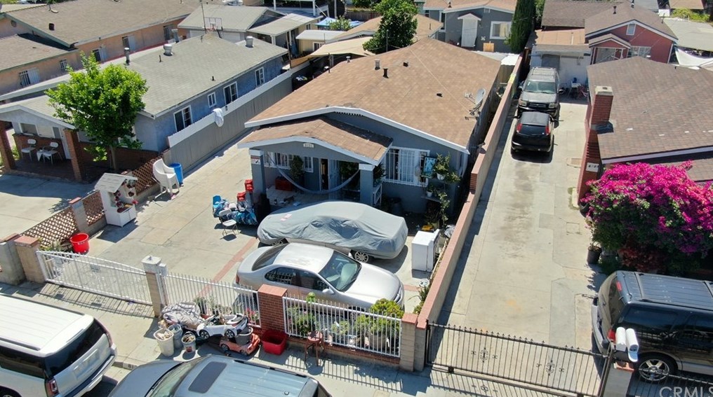 8131 Holmes Ave, Los Angeles CA 90001-3438 exterior