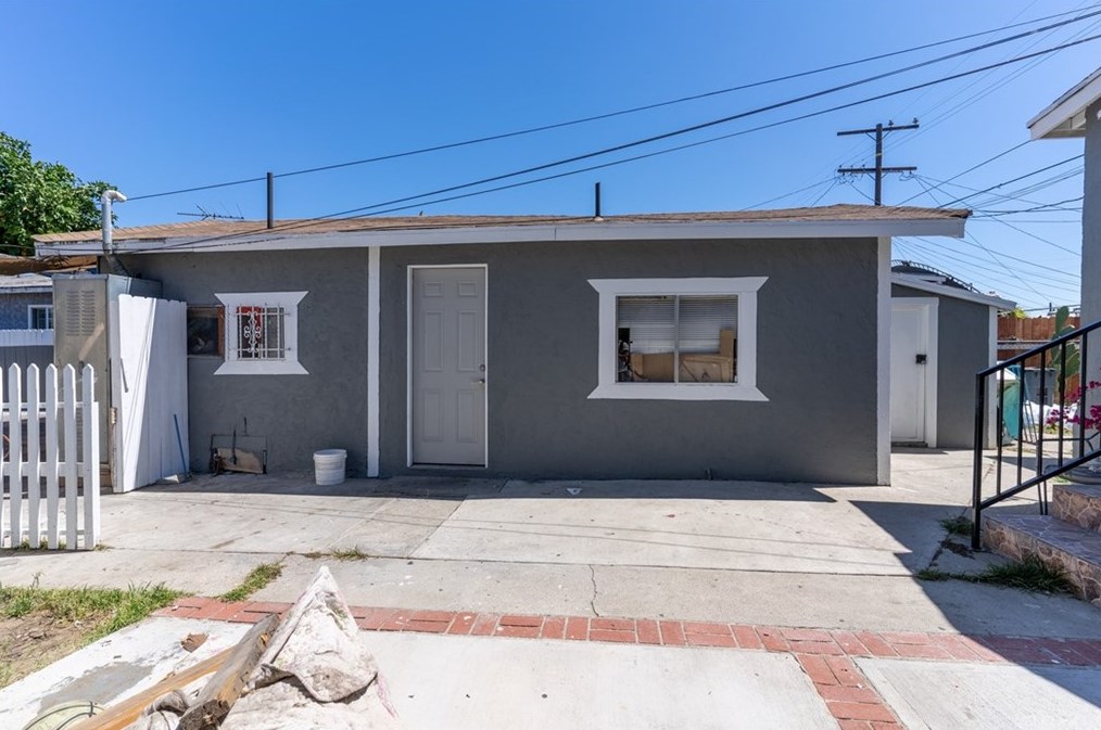 8131 Holmes Ave, Los Angeles CA 90001-3438 exterior