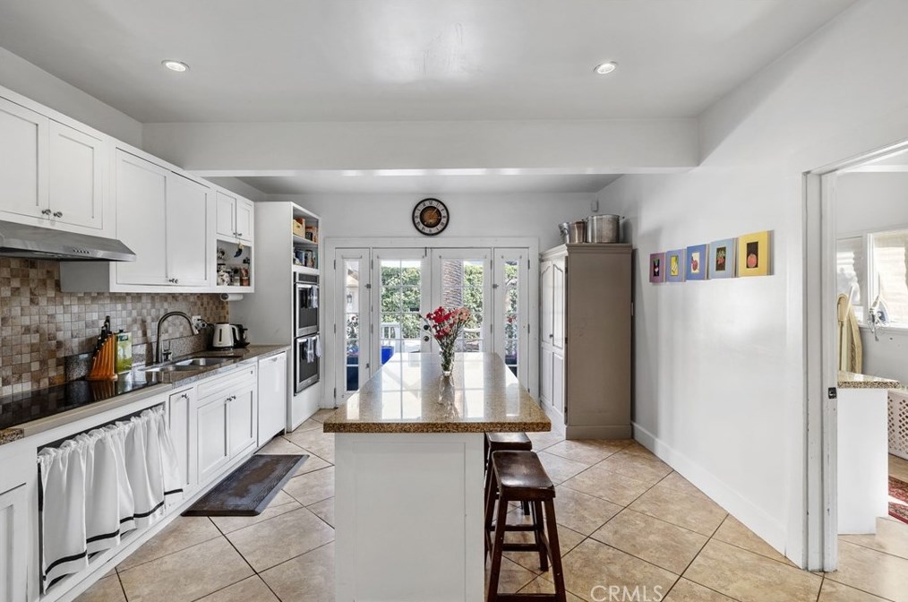 2754 Kenwood Ave, Los Angeles CA  90007-2106 exterior