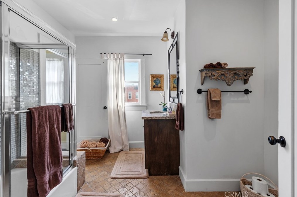 2754 Kenwood Ave, Los Angeles CA  90007-2106 exterior