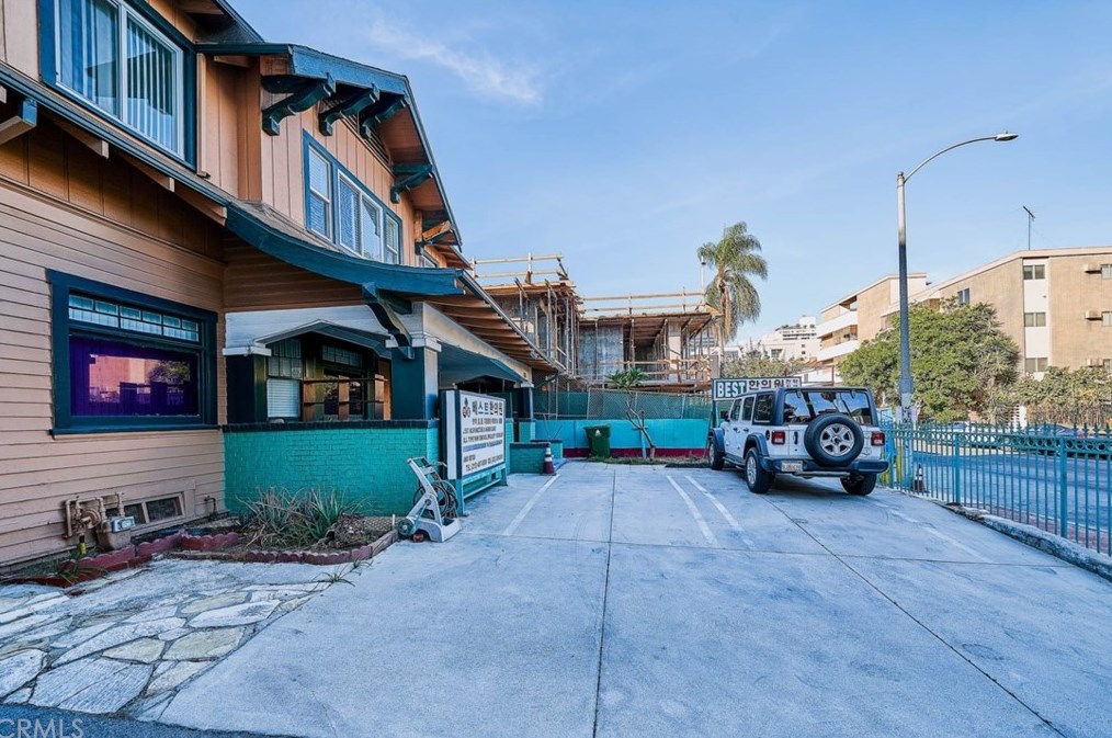 837 Kingsley Dr, Los Angeles CA  90005-2404 exterior