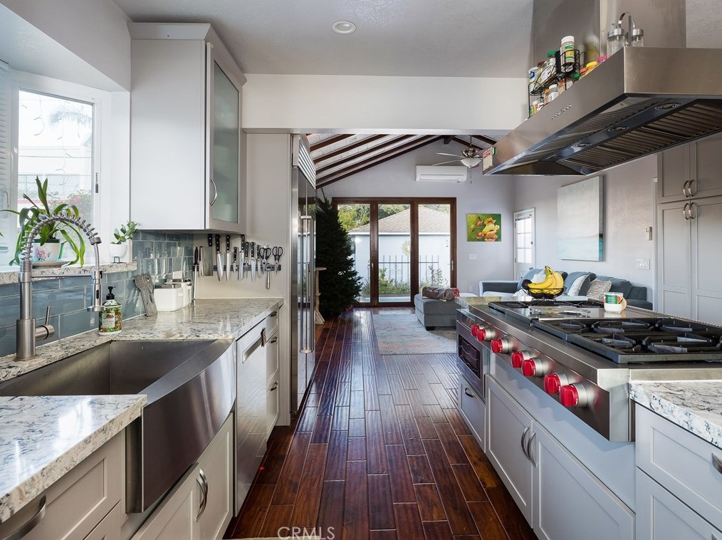 1201 Acacia Ave, El Segundo CA 90245-2017 exterior