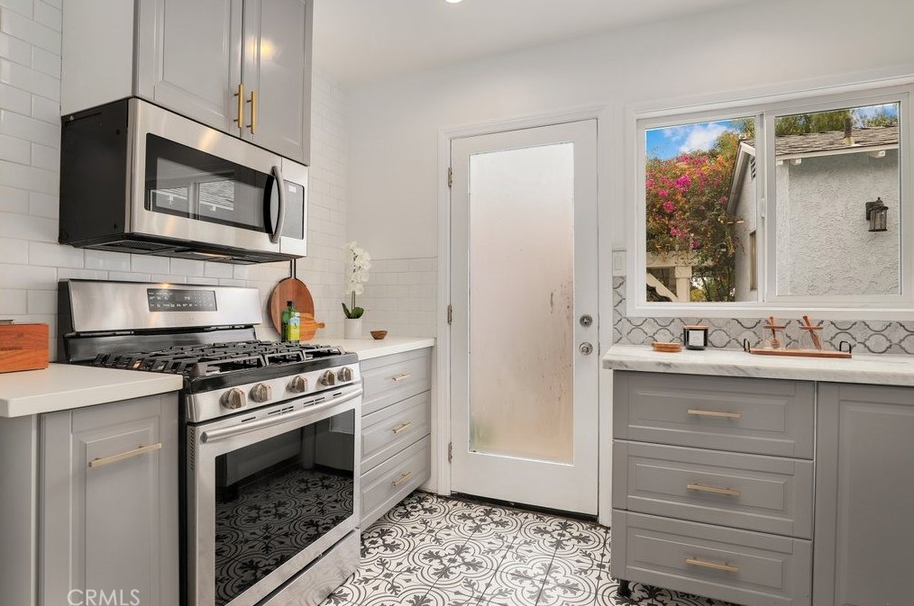 7736 Midfield Ave, Los Angeles CA  90045-3236 exterior