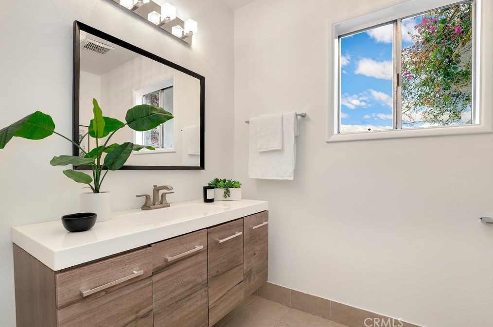 7736 Midfield Ave, Los Angeles CA  90045-3236 exterior