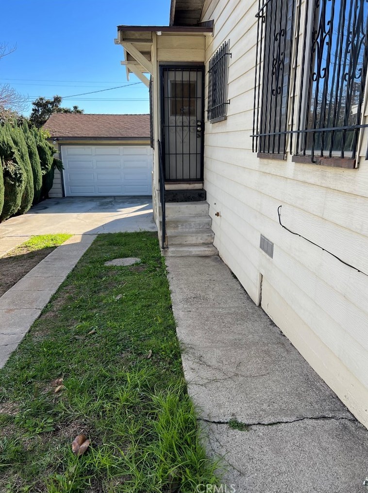 236 127th St, Los Angeles CA  90061-2345 exterior