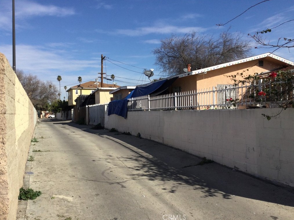 443 71st St, Los Angeles CA 90003-1838 exterior