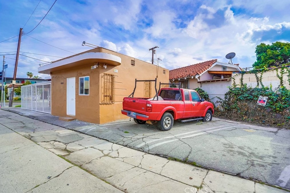 4800 Venice Blvd, Los Angeles CA  90006-5238 exterior