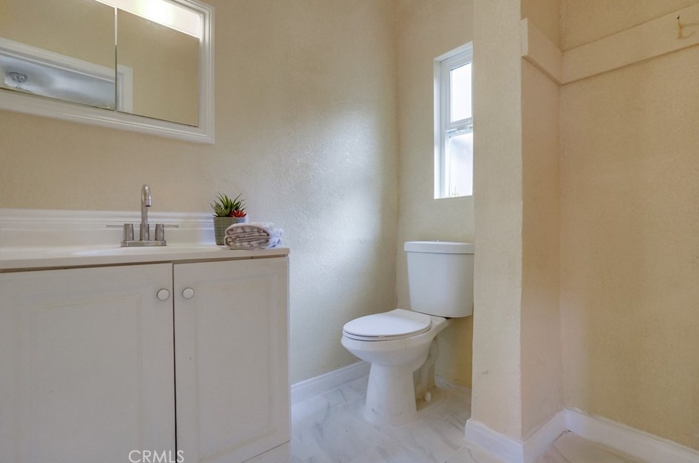 4800 Venice Blvd, Los Angeles CA  90006-5238 exterior