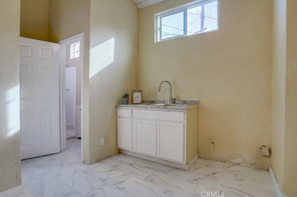 4800 Venice Blvd, Los Angeles CA  90006-5238 exterior