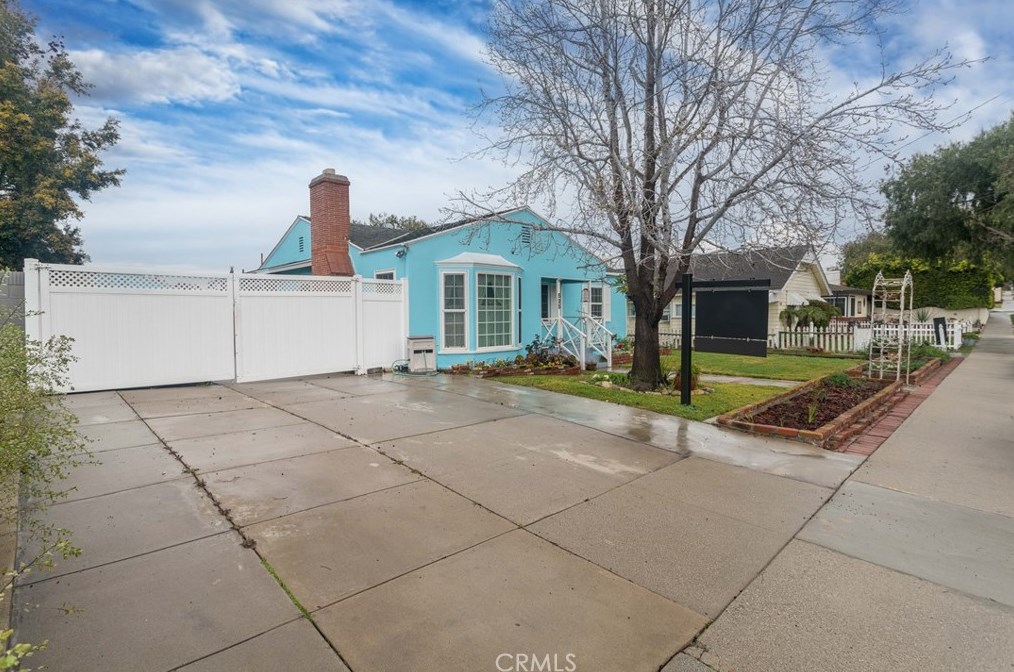 525 Maple Ave, El Segundo CA  90245-2425 exterior