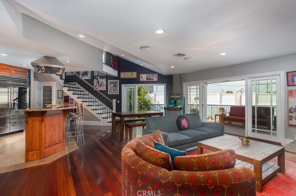 1013 Walnut Ave, El Segundo CA  90245-2550 exterior