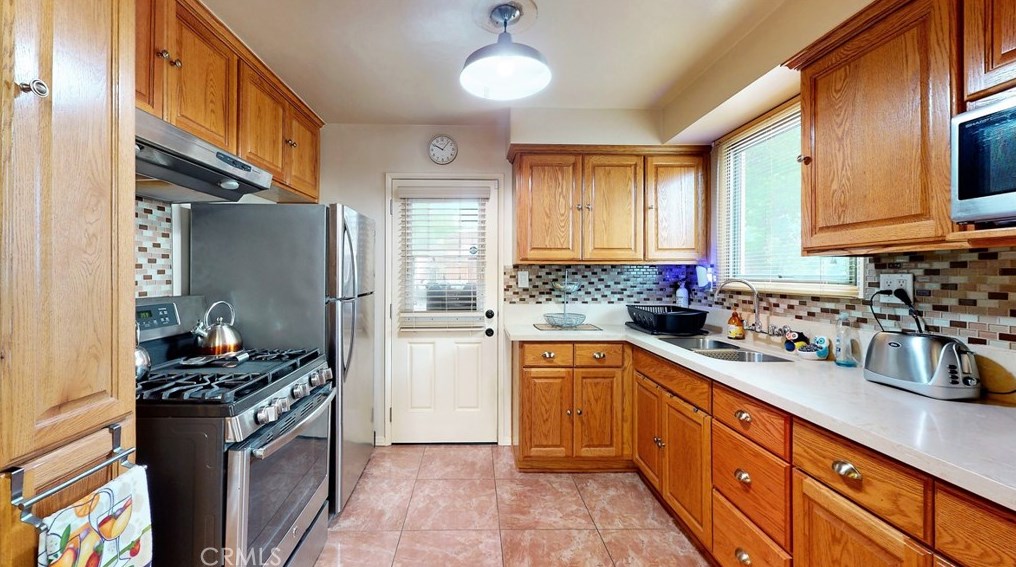 10514 Haas Ave, Los Angeles CA  90047-4334 exterior