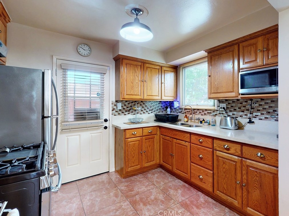 10514 Haas Ave, Los Angeles CA  90047-4334 exterior