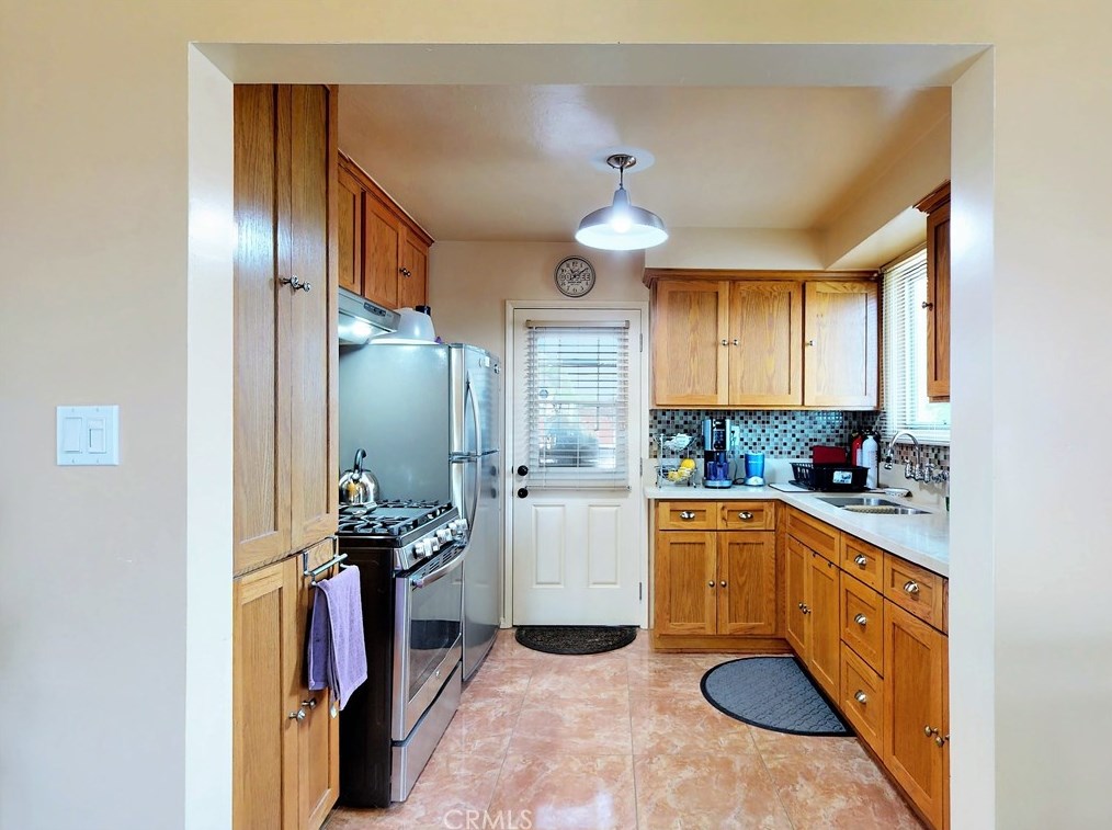 10514 Haas Ave, Los Angeles CA  90047-4334 exterior