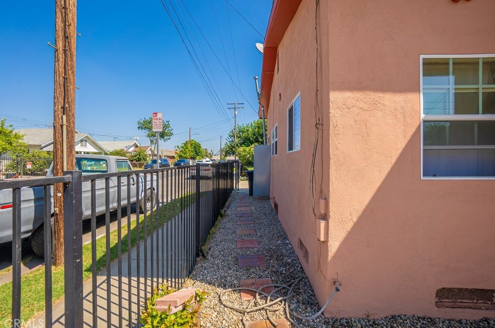 1727 60 St, Los Angeles CA  90001-1417 exterior