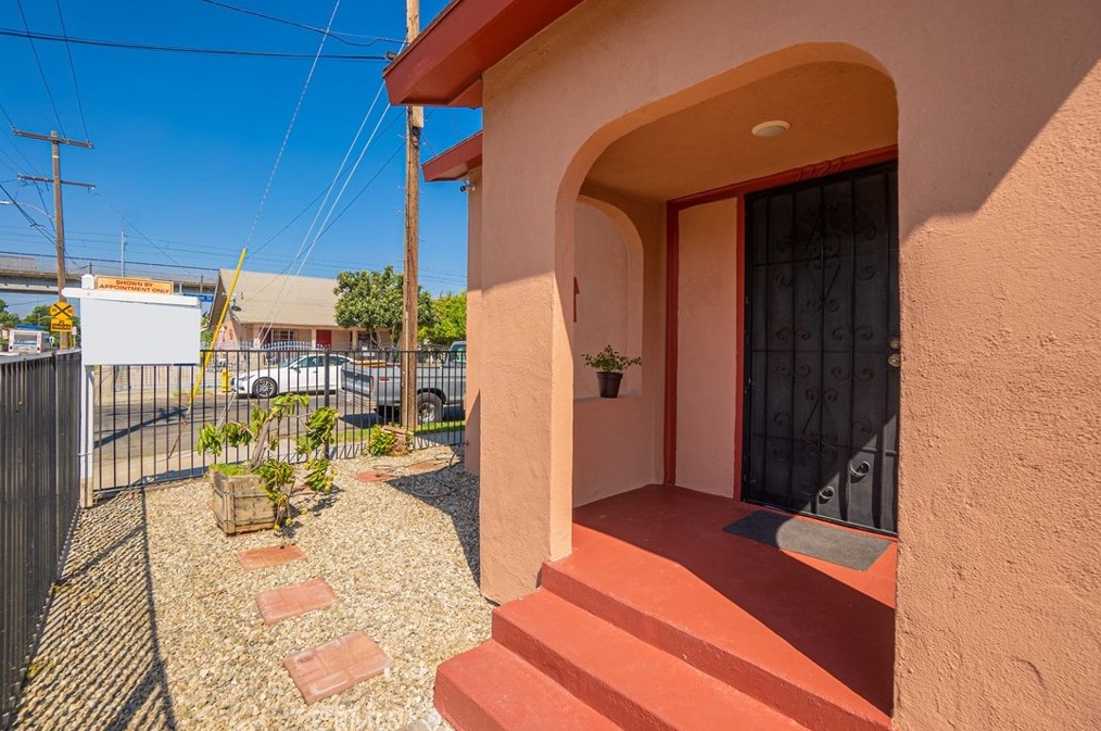 1727 60 St, Los Angeles CA  90001-1417 exterior