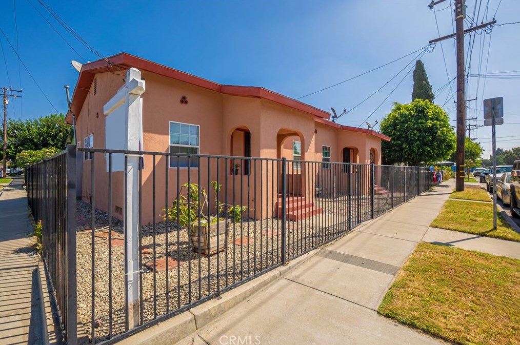 1727 60th St, Los Angeles CA  90001-1417 exterior