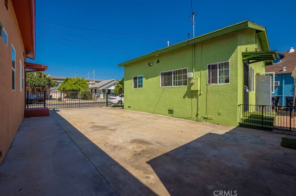 1727 60 St, Los Angeles CA  90001-1417 exterior