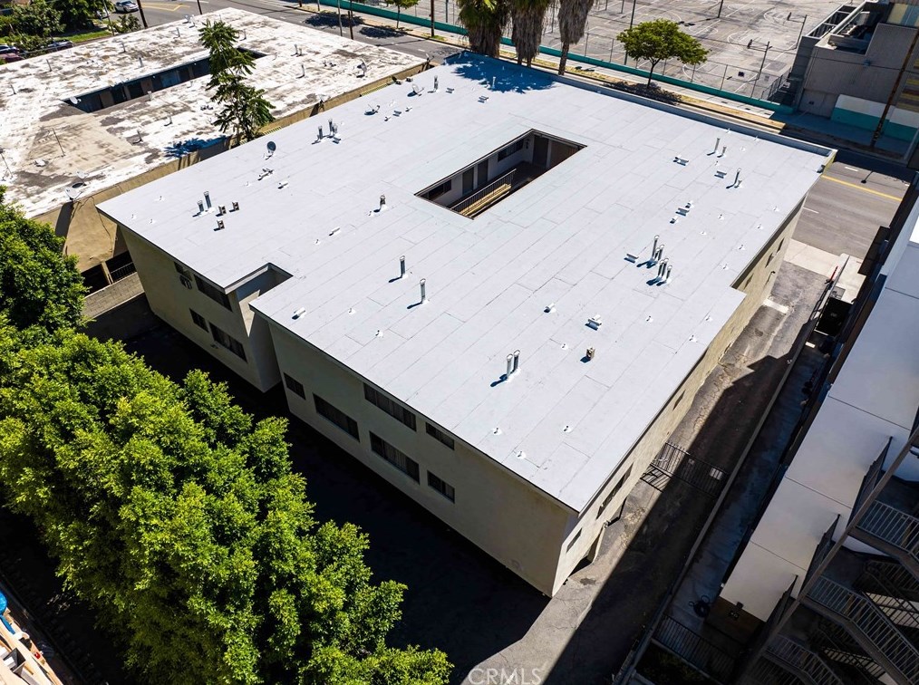 275 Lucas Ave, Los Angeles CA  90017-2062 exterior