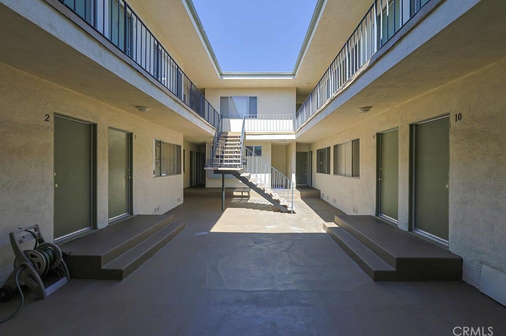 275 Lucas Ave, Los Angeles CA  90017-2062 exterior
