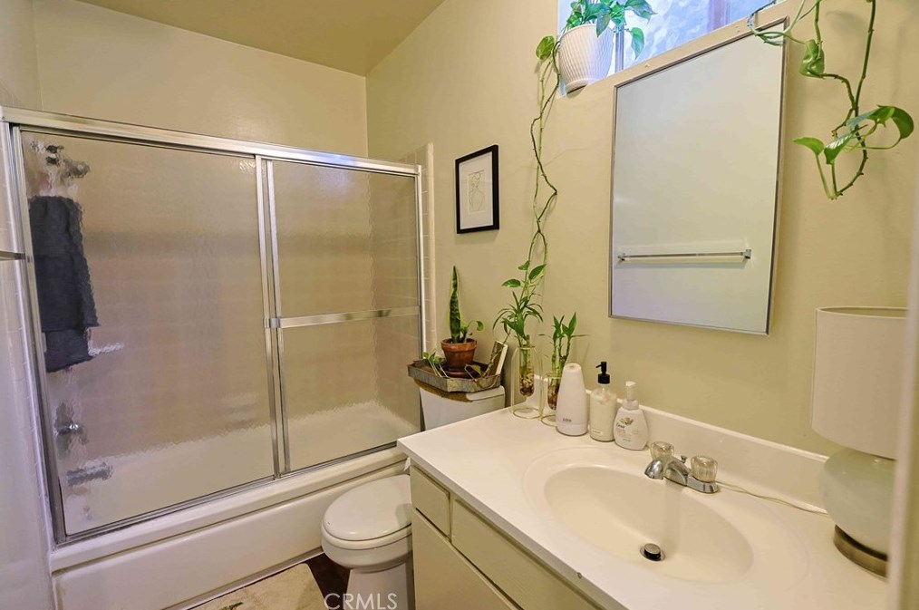 275 Lucas Ave, Los Angeles CA  90017-2062 exterior