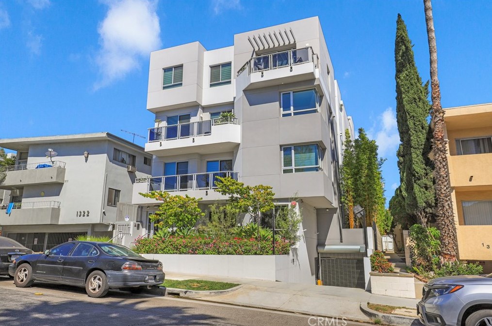 1326 Centinela Ave, Los Angeles CA  90025-1972 exterior